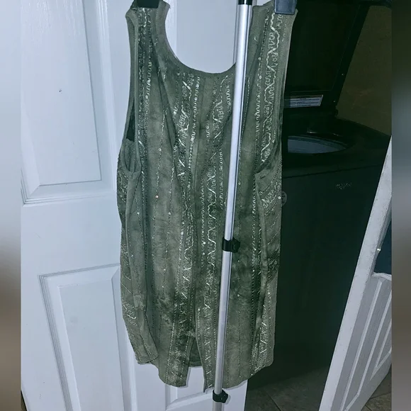 Sami & jo sz medium sleeveless blouse. Olive green acid wash look. - Picture 3 of 5
